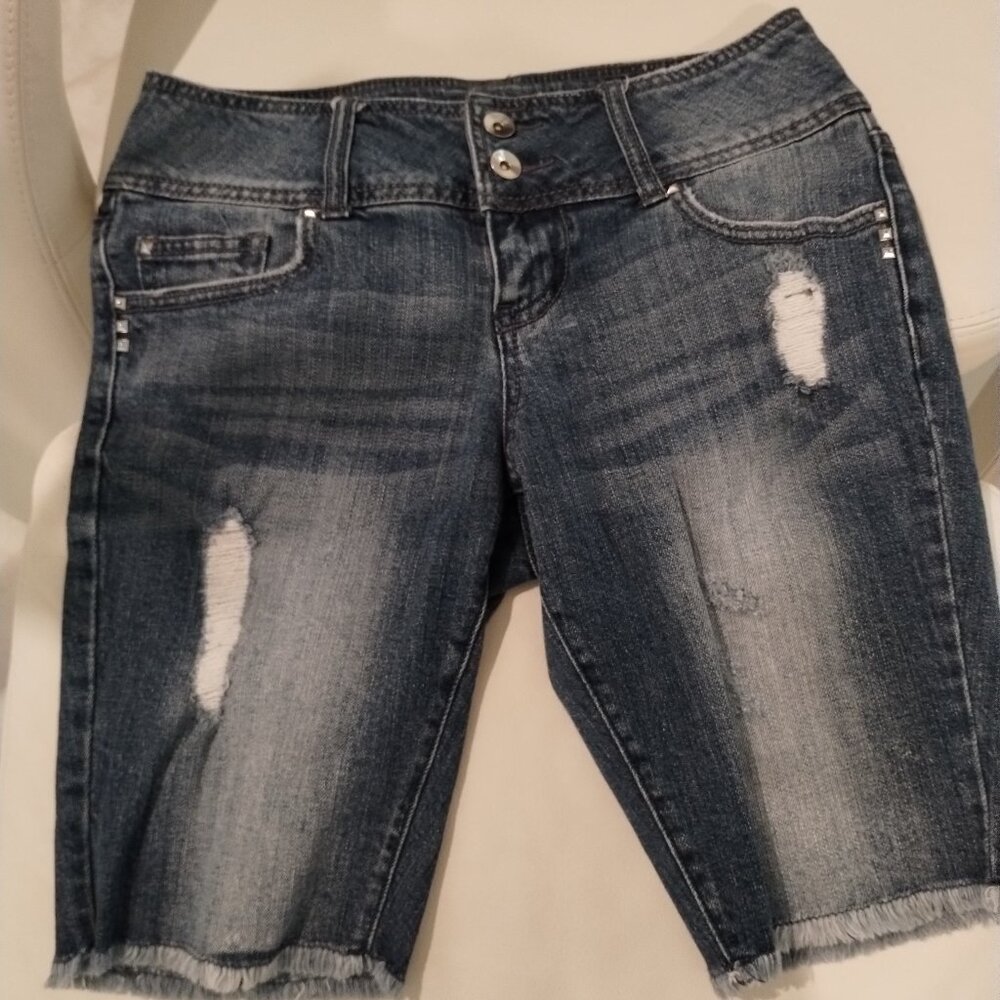 Low cut denim shorts